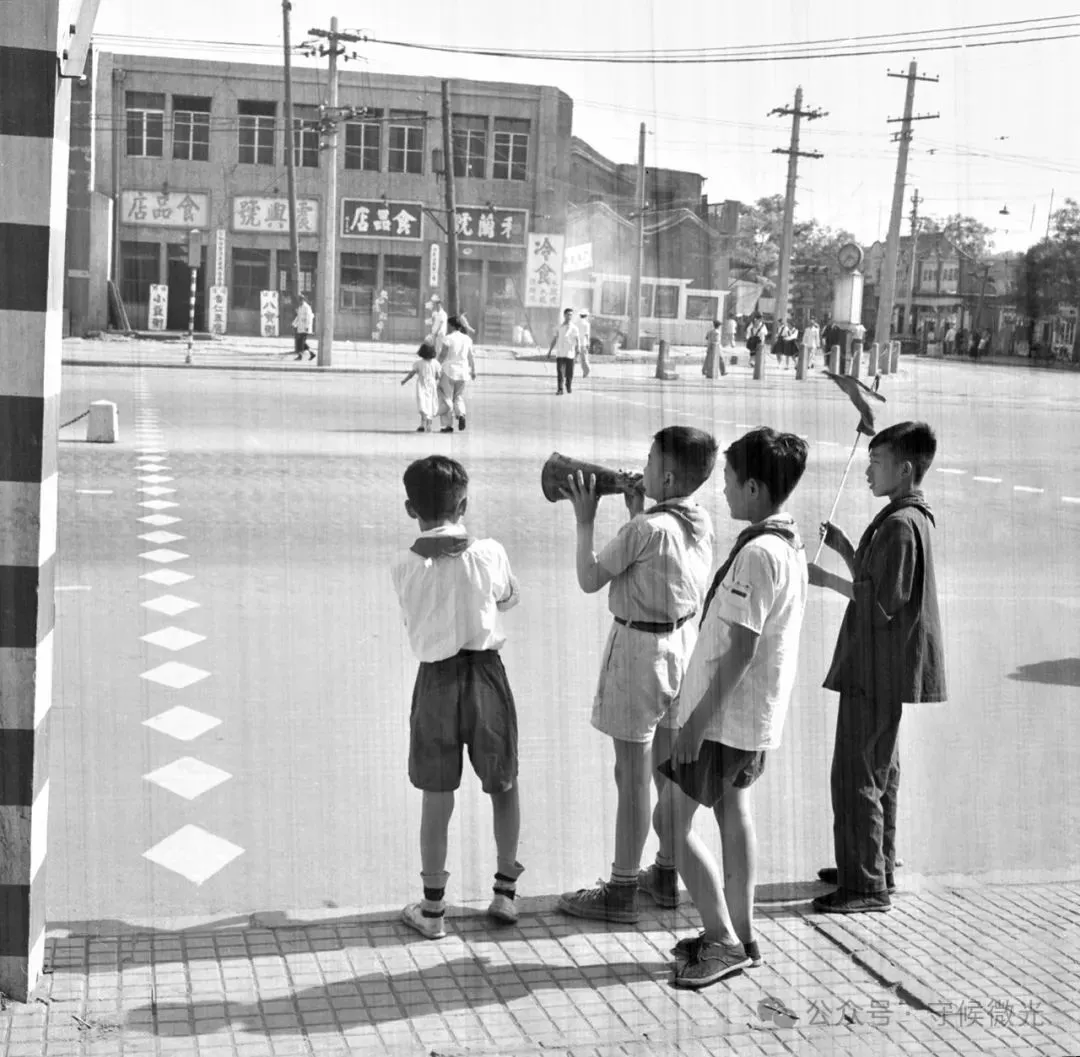 1958年6月1日，北京市第二实验小学的少先队员上街当“小民警”。铁矛/摄