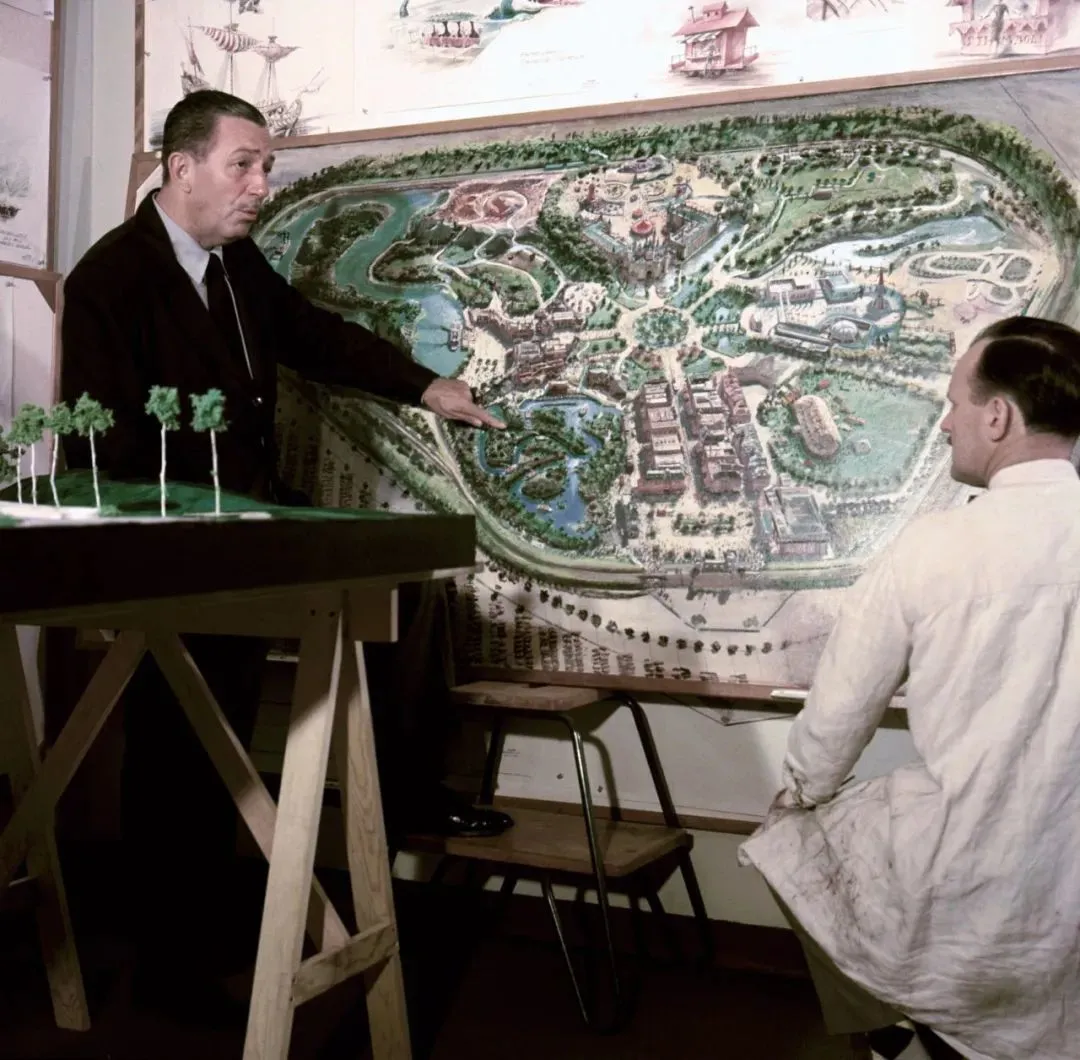 当地时间1954年，美国洛杉矶，华特•迪士尼站在首座迪士尼乐园的平面图旁