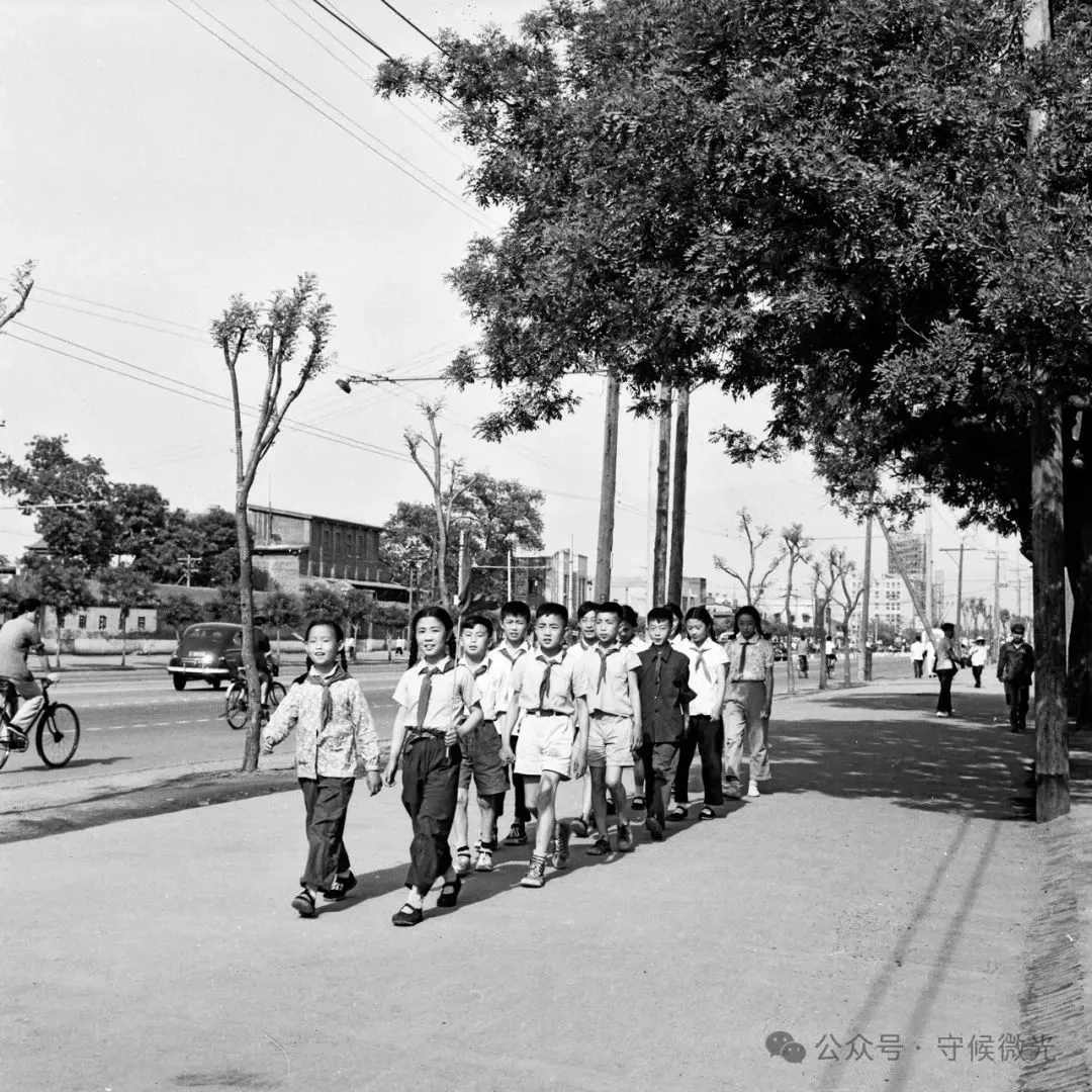 1958年6月1日，北京市第二实验小学的少先队员上街当“小民警”。铁矛/摄