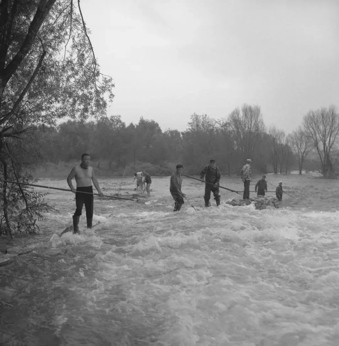 2020年开始，00后摄影师赵亿从自己的生活记忆出发，开启了《永定无定》系列作品的创作（图源：澎湃新闻）