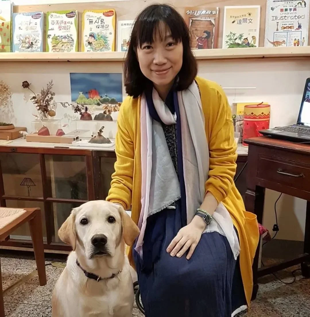 黄宗洁与狗狗合影，受访者供图。