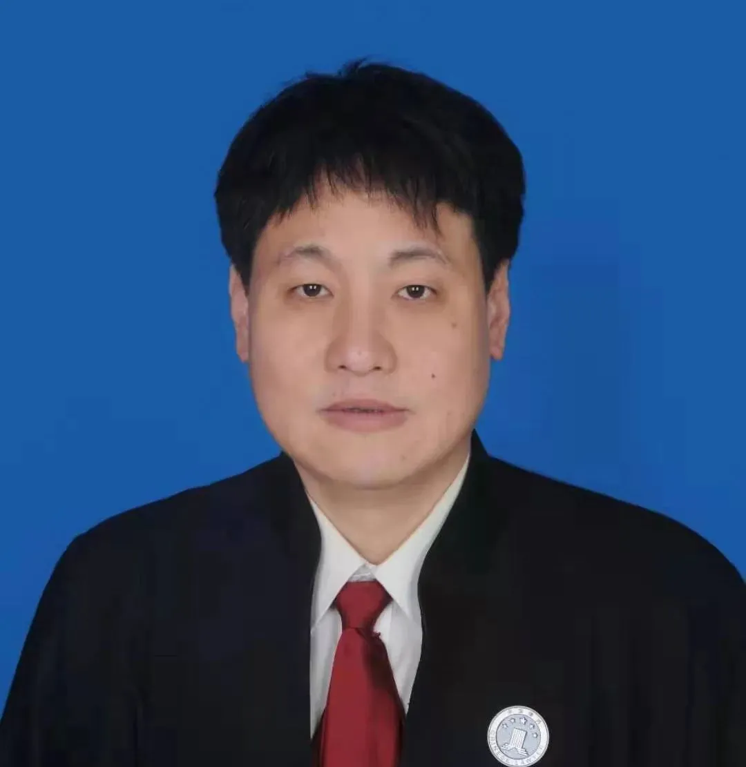 大学毕业后冯波自学法律，成为一名律师