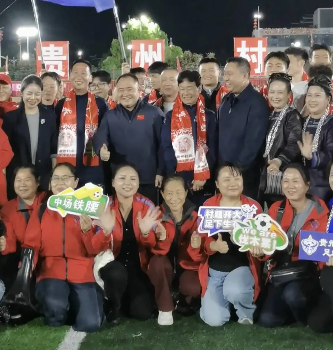 徐勃与活动现场的工作人员合影。图片来源于自媒体博主廖显东。