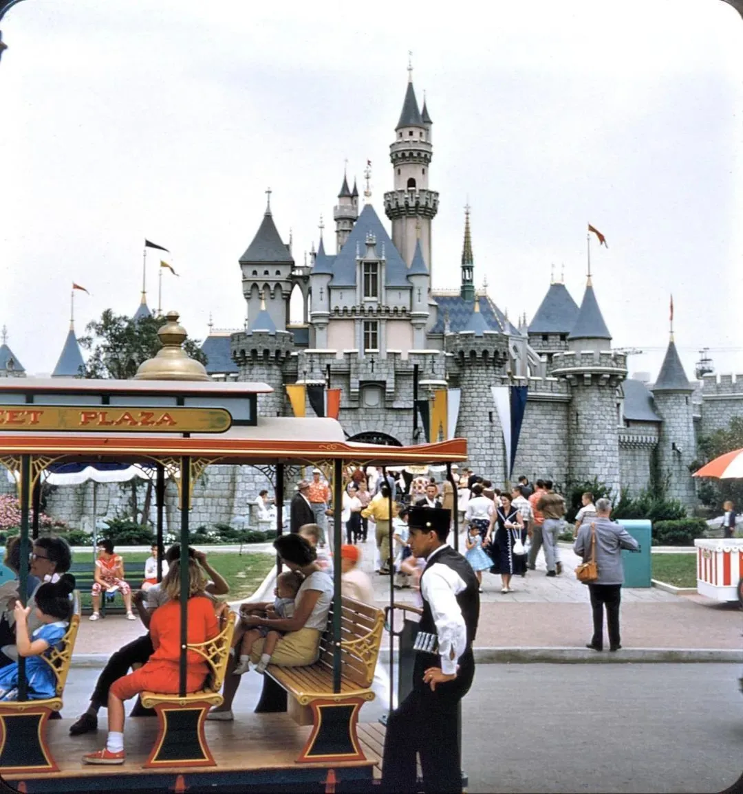 20世纪50年代中期，美国加州阿纳海姆，迪士尼乐园，睡美人城堡
