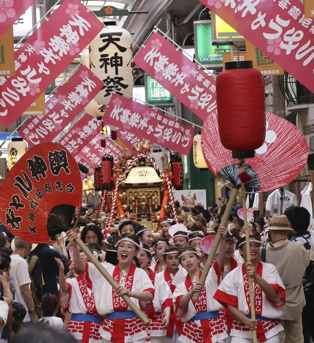 △当然，在天神祭这一天，文化气息依然被拉满。（图/视觉中国）