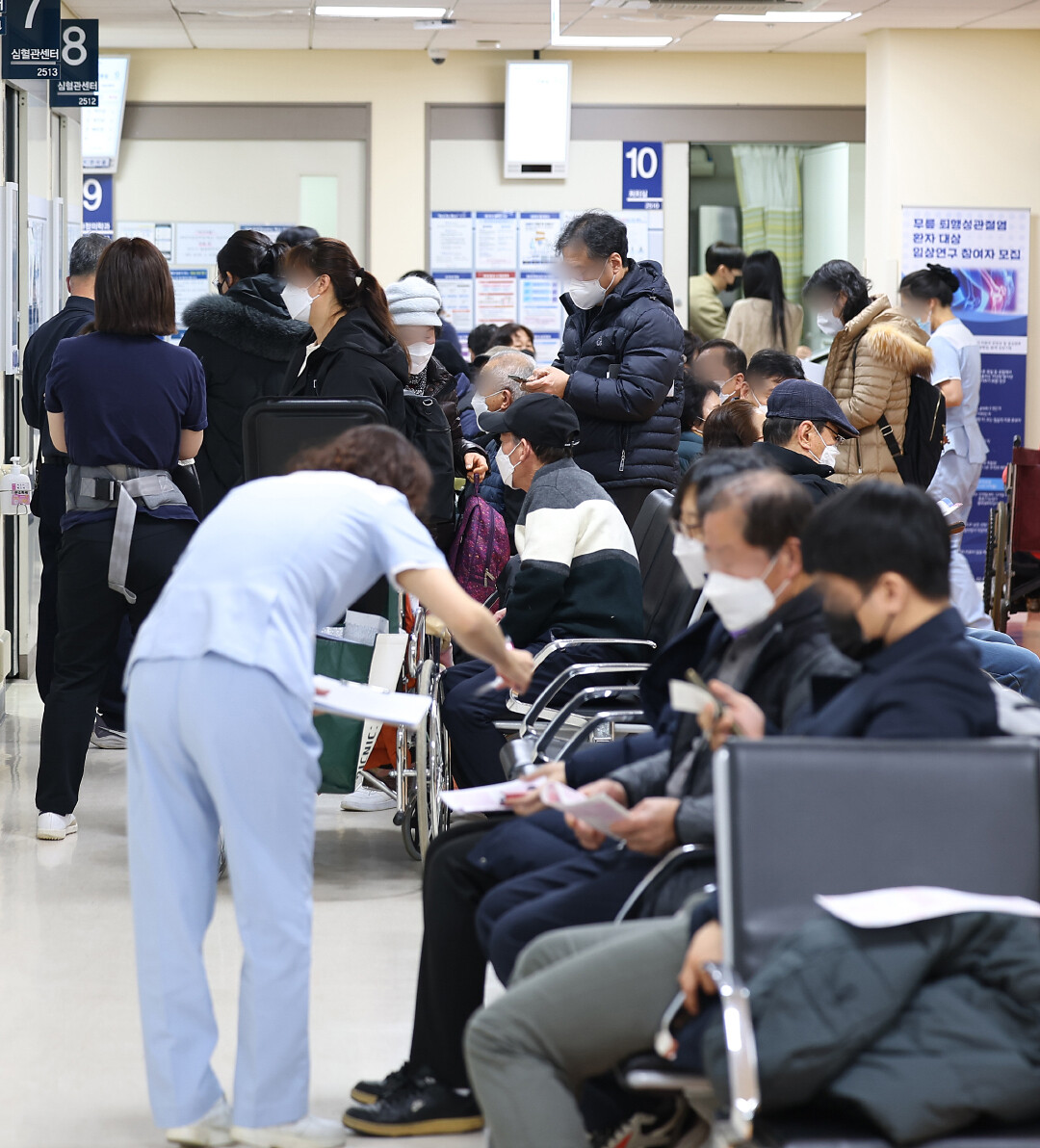 当地时间2024年2月22日，韩国首尔，汉城的一家公共医院内，患者在候诊。