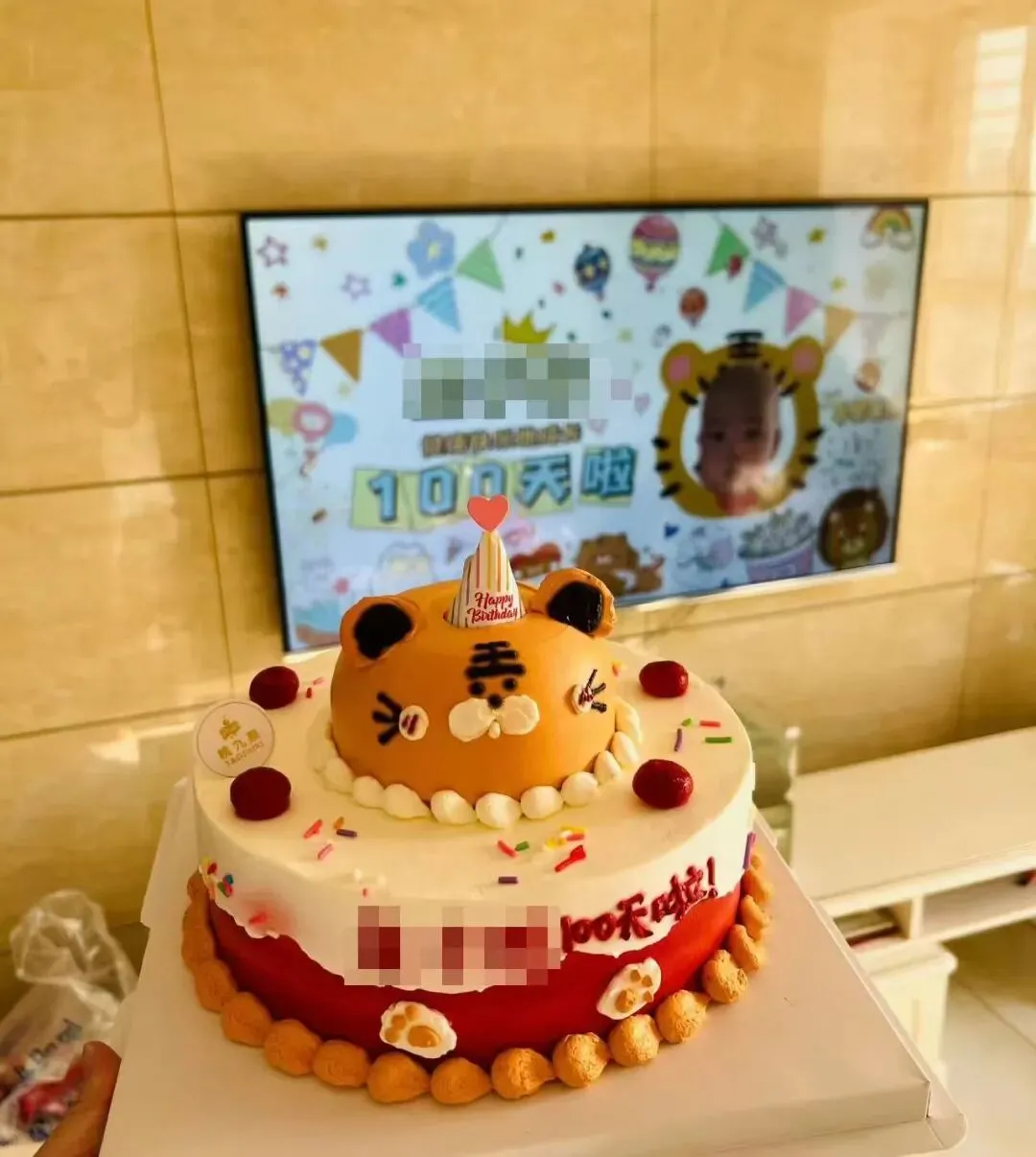 ◎ 刘雨卿在微博上晒出儿子的百日蛋糕