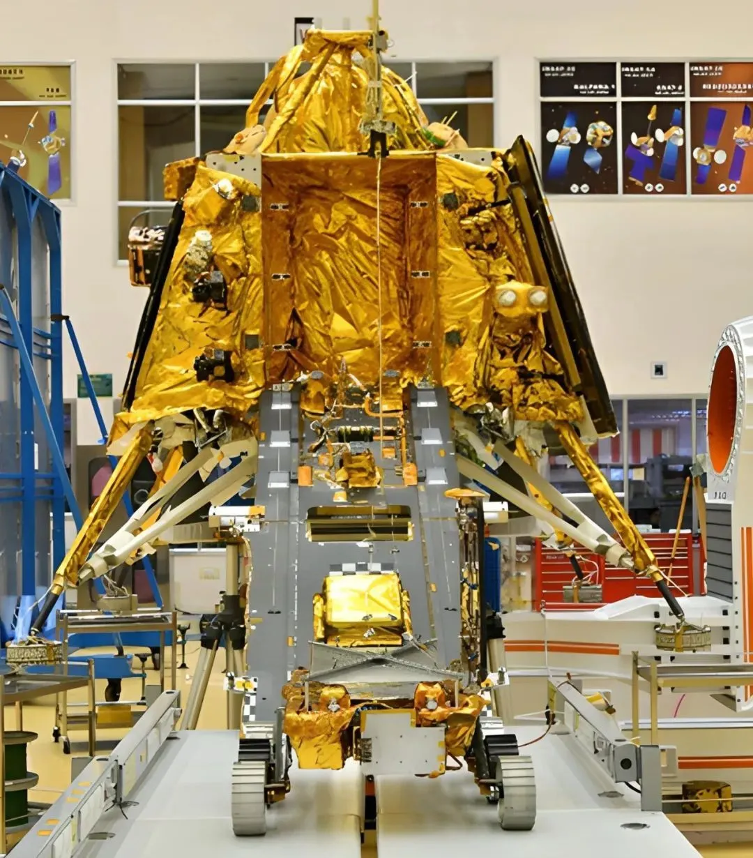 月船3號著陸器與月球車進行組裝測試