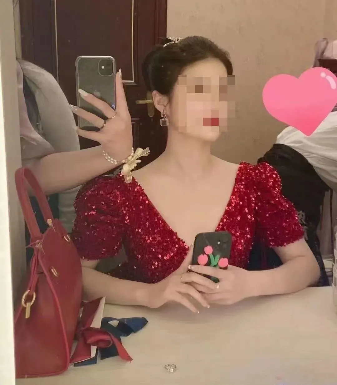 ◎ 刘雨卿发在微博上的结婚照