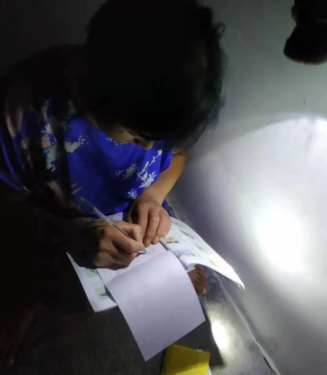 一名建筑工人在宿舍练习写字。受访者供图