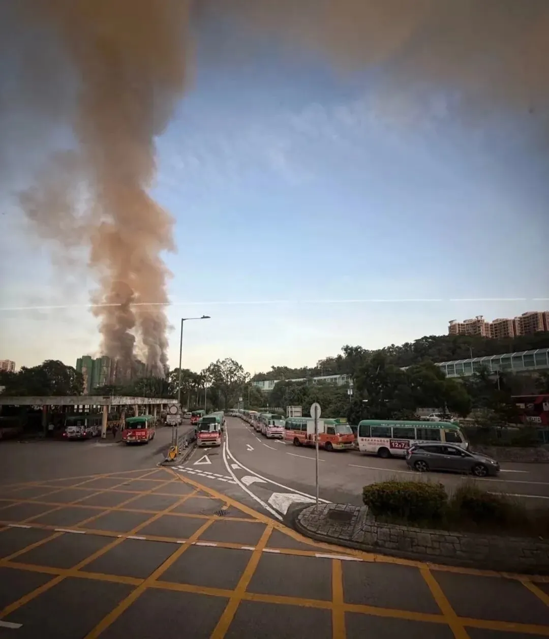 11月26日17时16分，徐女士在大埔墟车站看到灰色烟柱。图/受访者提供