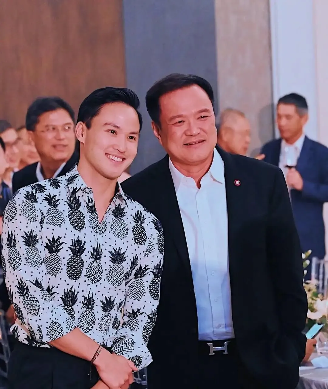 ·佩克与阿努廷（右）。（泰国《每日新闻》）