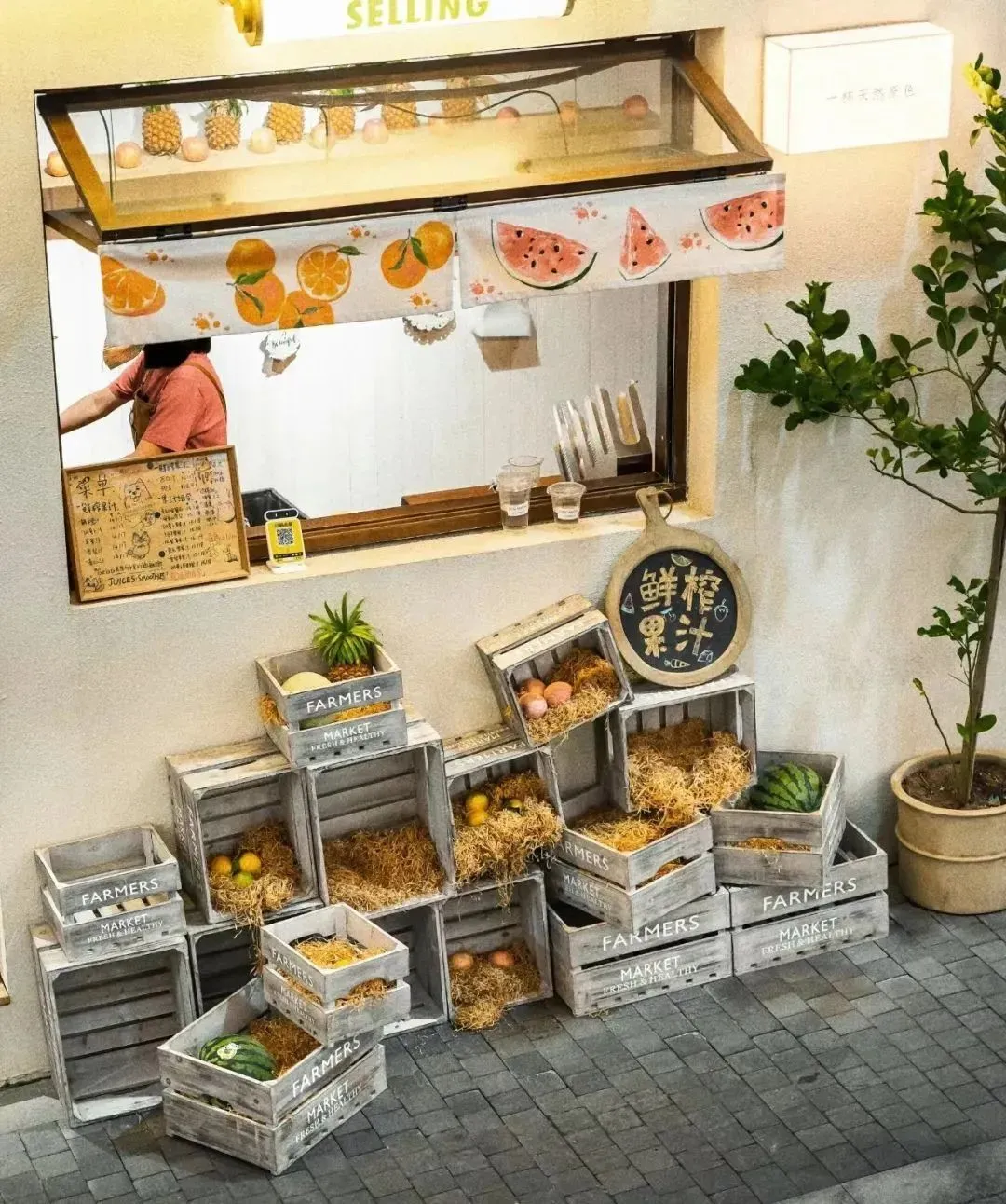 △小红书博主「由不拉几」镜头下，烟台山的小店和风景