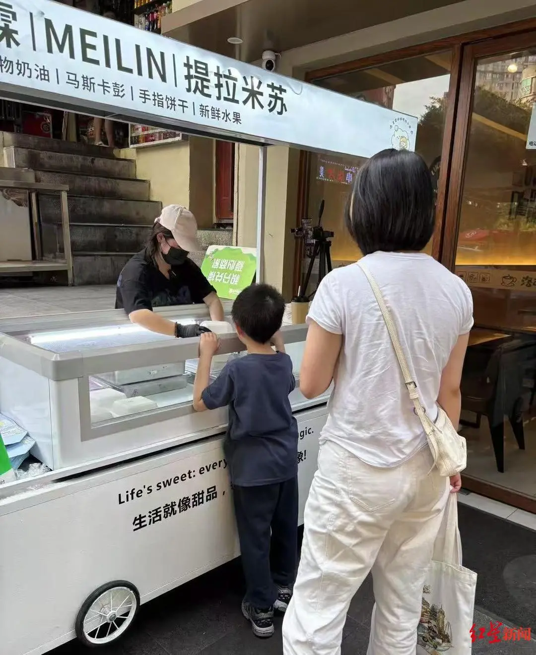▲顾客带着小孩来买提拉米苏