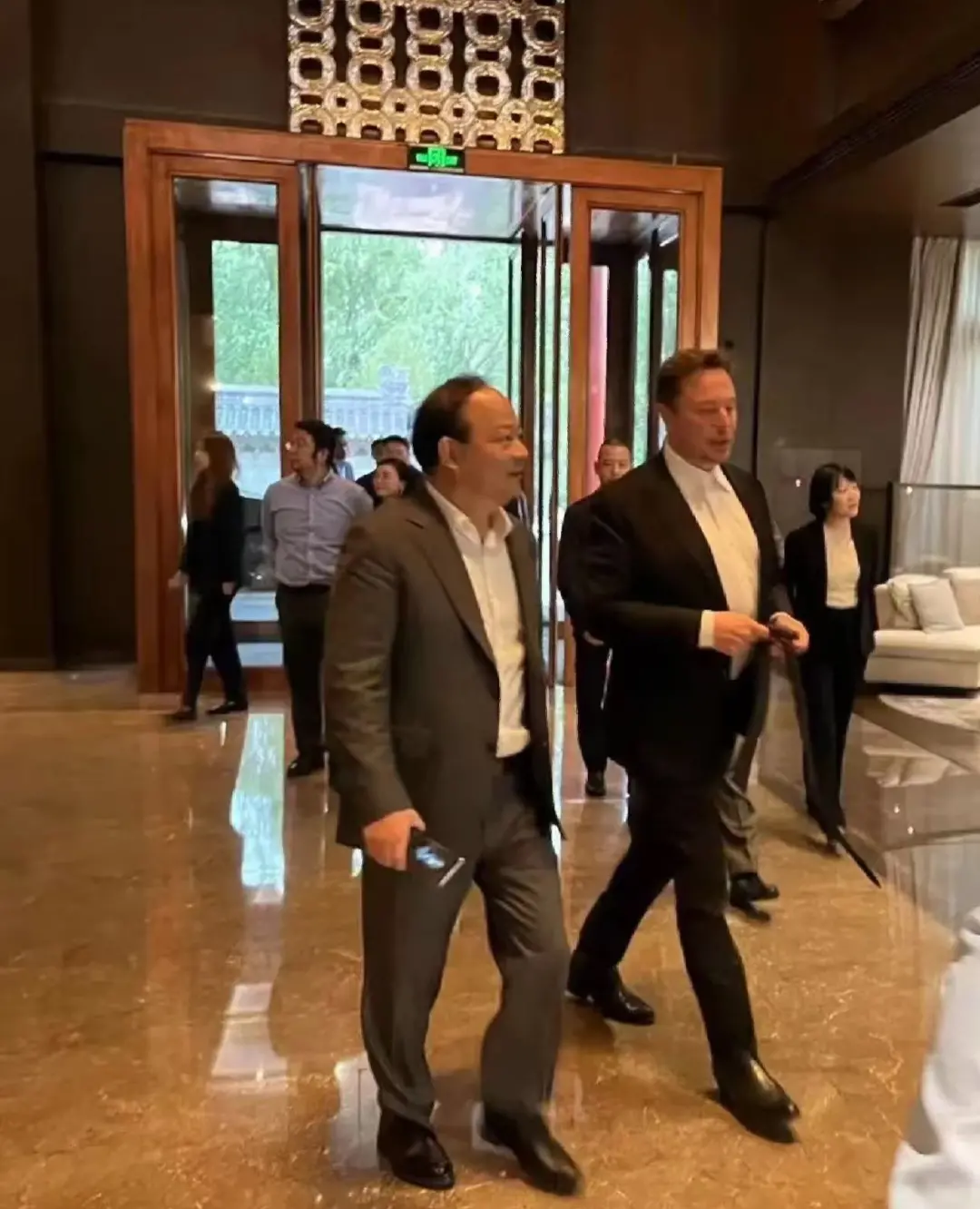 社交媒体流传的马斯克与曾毓群碰面照片 图源：网络