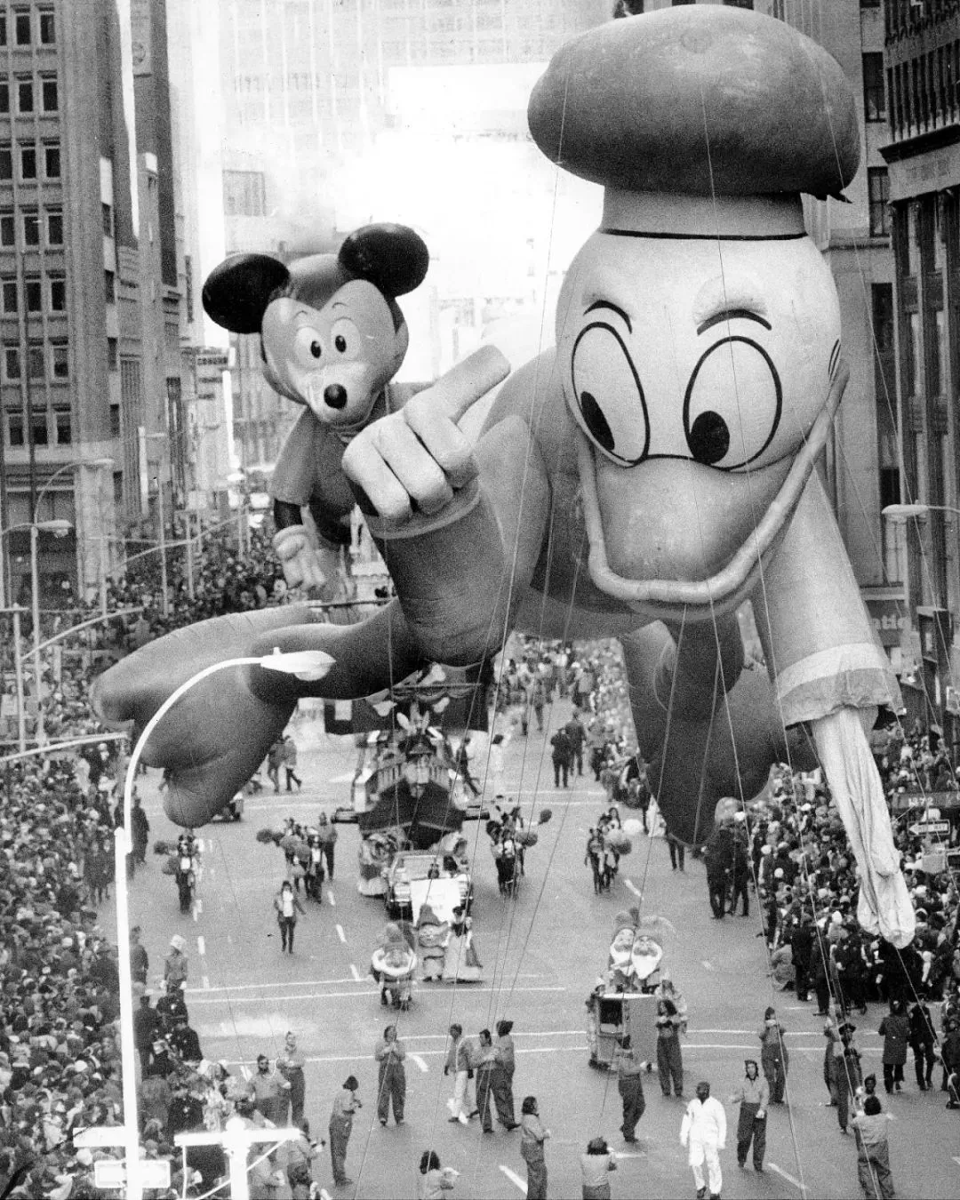 当地时间1972年11与23日，美国，唐老鸭和米老鼠亮相梅西感恩节大游行