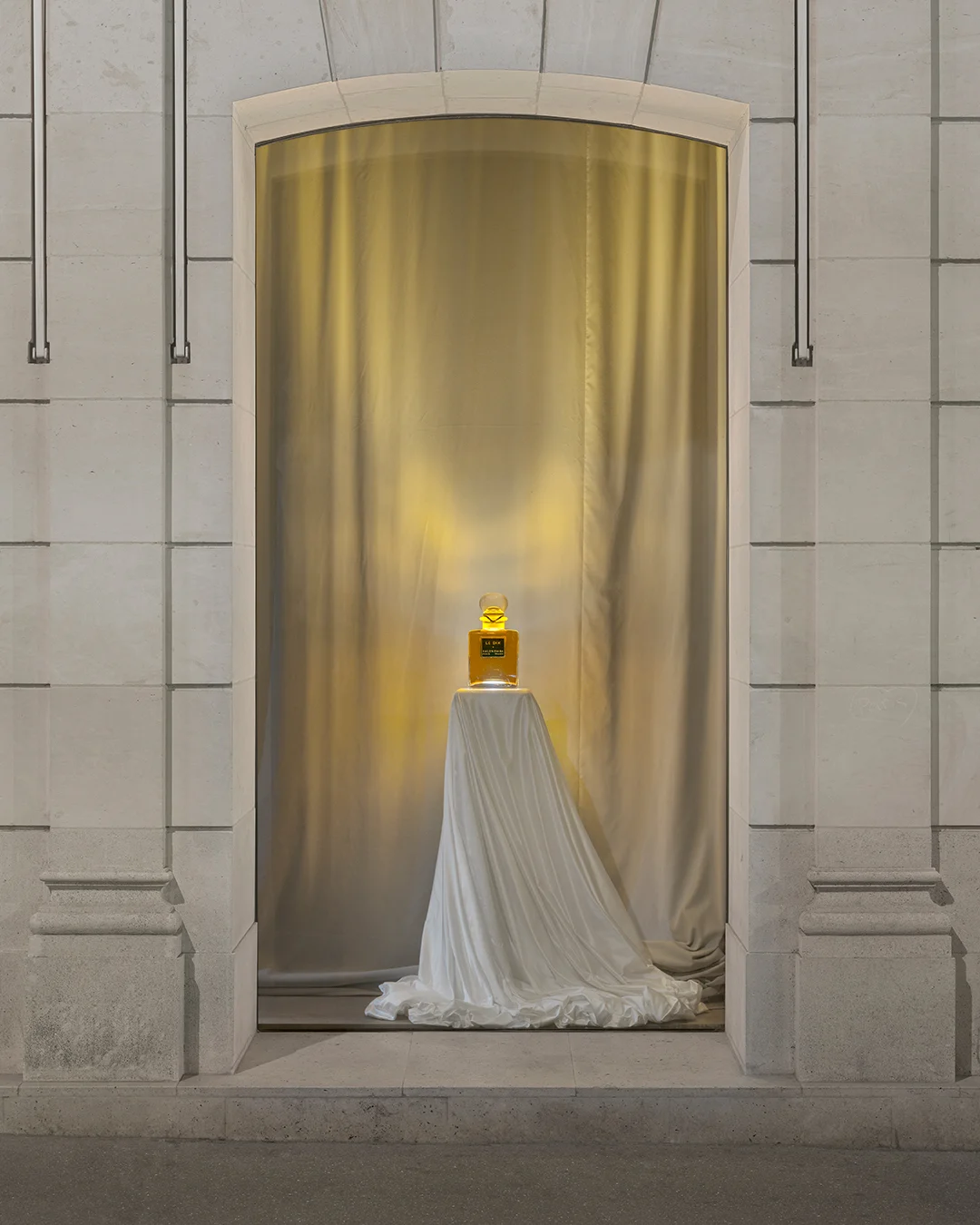 Balenciaga全新香氛系列震撼登场 传奇原址启幕沉浸式嗅觉殿堂