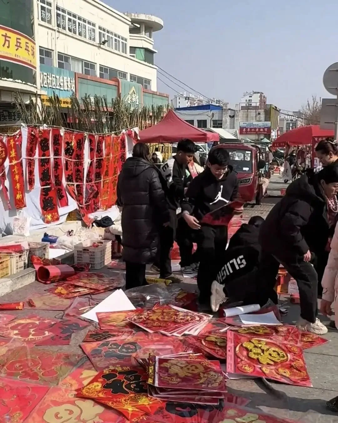 众多热心市民在听到故事后，纷纷前来支持。网传视频截图