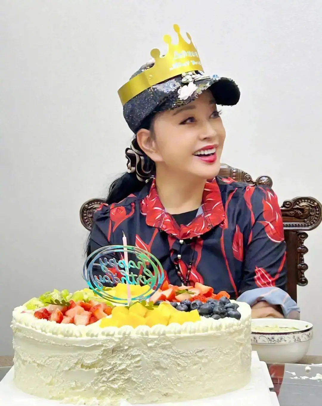75岁刘晓庆陷财务危机，远赴美国巡演，穿红金配色的新中式唐装演一代女皇