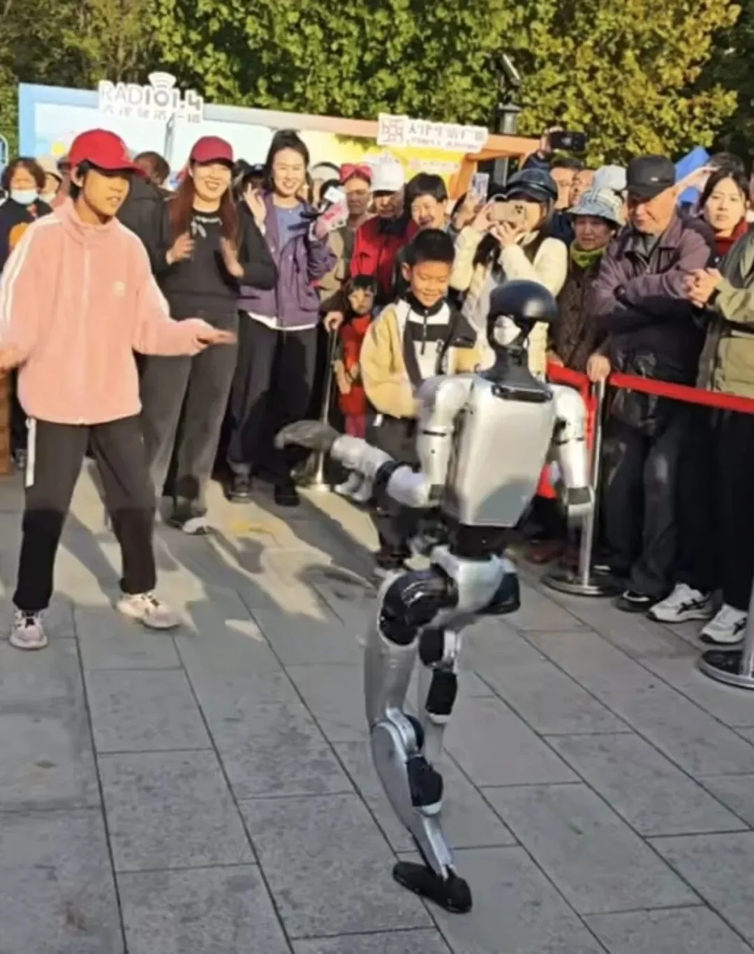 ▲硅基公园发布的视频里机器人和群众「斗舞」