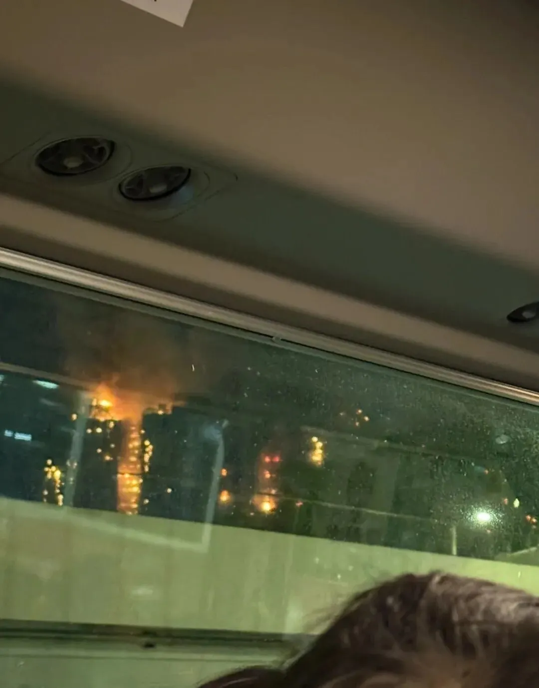 11月26日18时许，徐女士透过巴士车窗外看到橙黄色熊熊火焰直蹿夜空。图/受访者提供