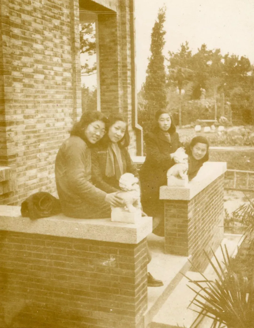▲在南京读女子中学时期的朱木兰（左二）。