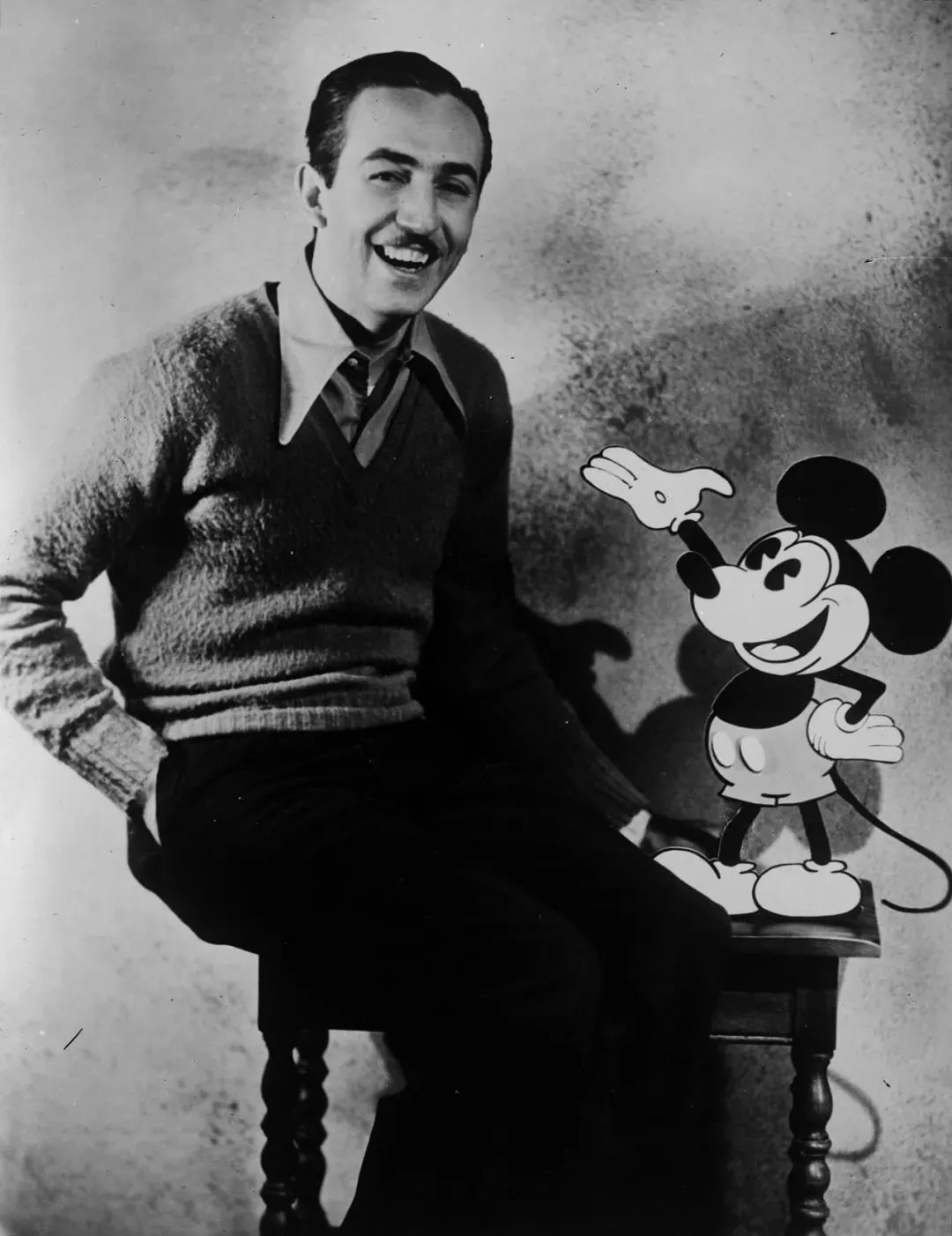 1935年，华特·迪士尼与他的创作米奇老鼠