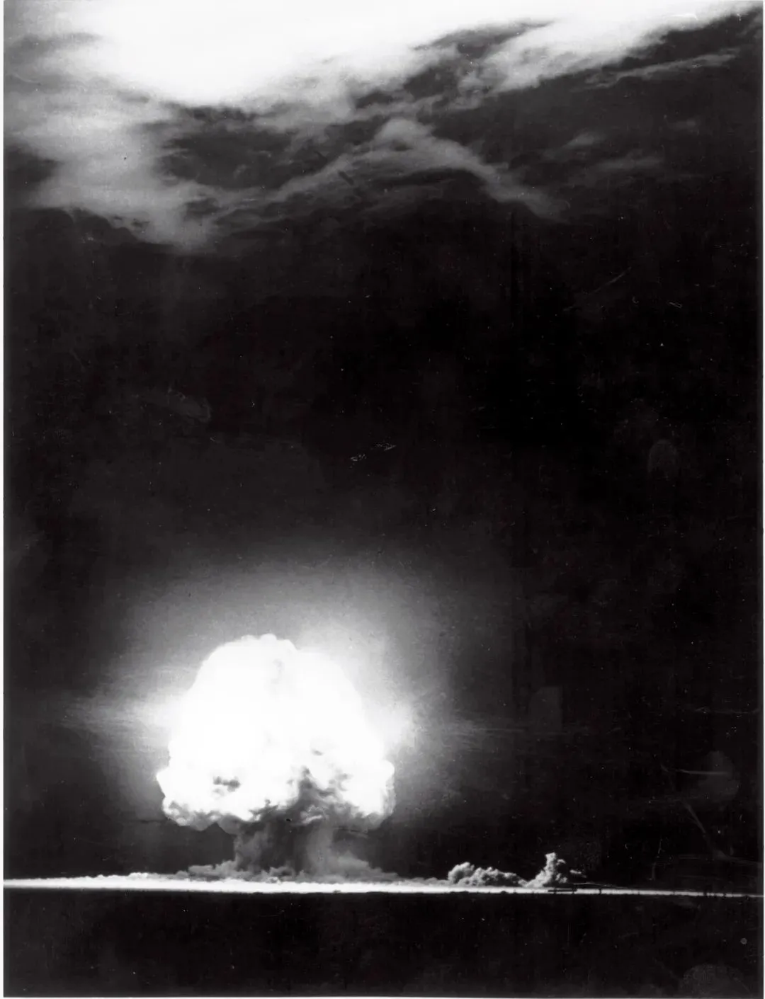 1945年7月16日，世界上第一颗原子弹在美国新墨西哥州试爆成功。图/视觉中国