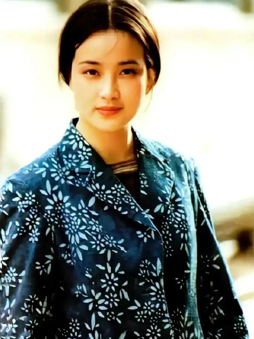 刘晓庆算不算顶级大美人？看看她和王祖贤、龚雪的合照就有答案了