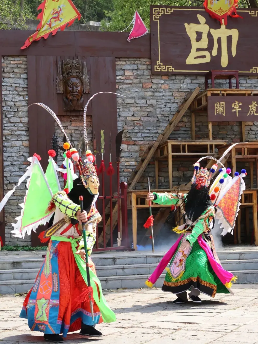 △天龙屯堡的地戏演出。（图/牧羊 摄）