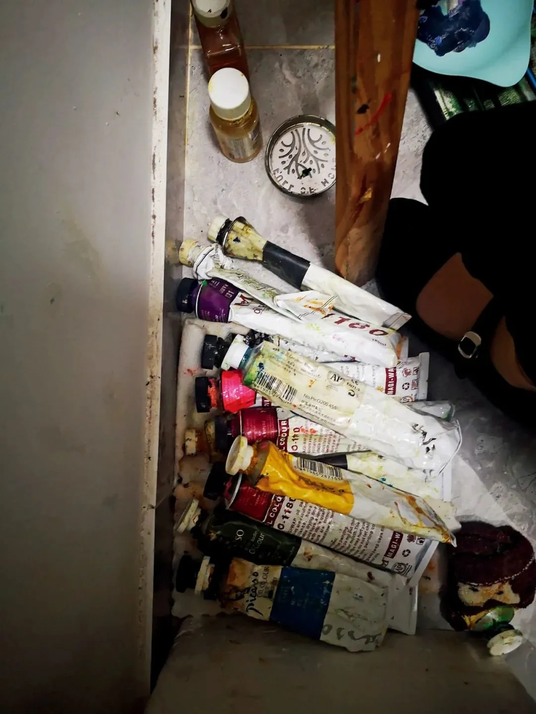 哪怕她舍不得花钱改善生活，王柳云依然舍得花钱买颜料。摄影/本刊记者 仇广宇