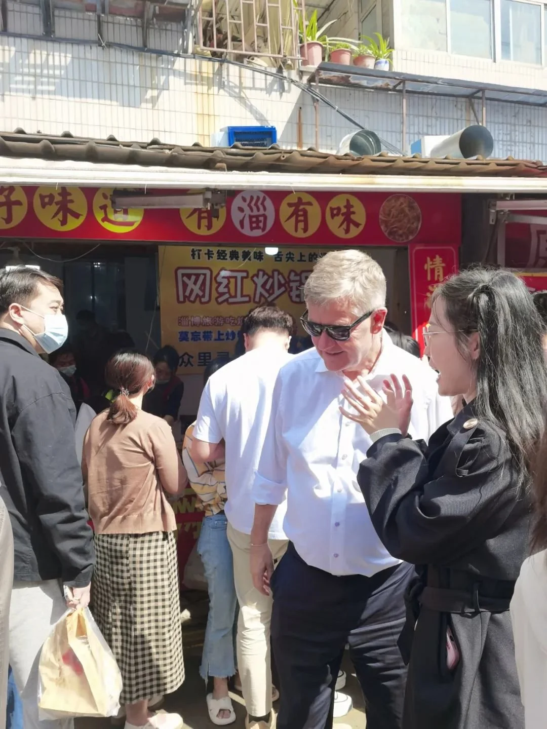 淄博烧烤摊前，外地文旅局长疯狂揽客！“淄博取消城管”？回应（淄博市文旅局副局长）