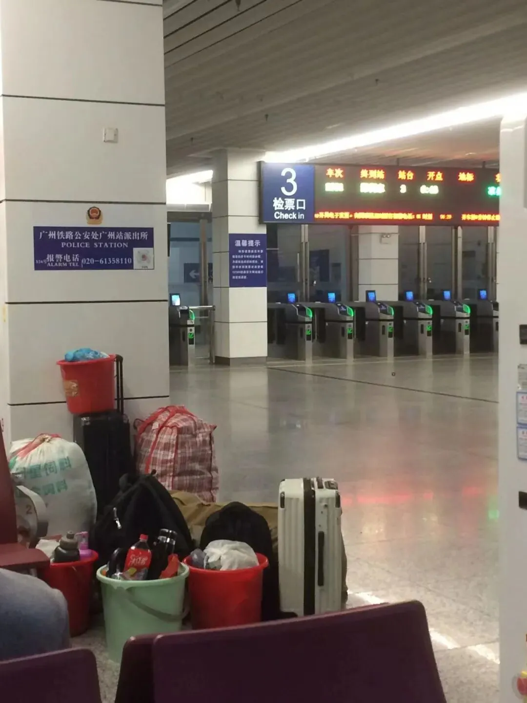 广州火车站候车大厅里务工人员带的行李。(图/作者拍摄)