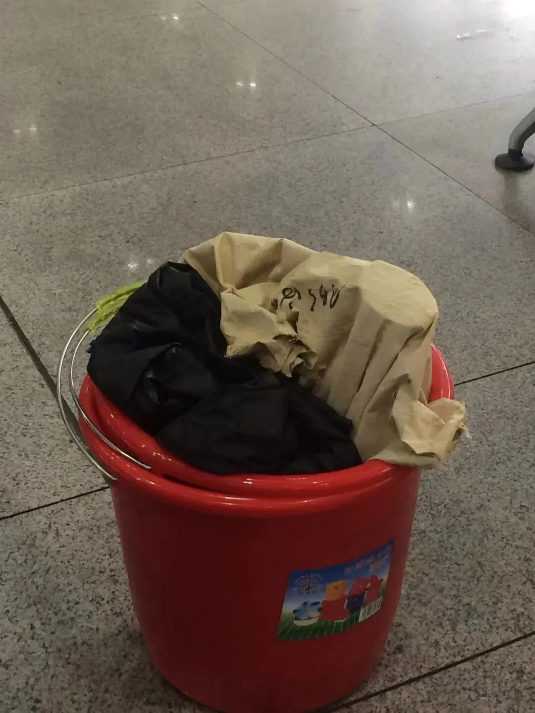 干工地的人常提的桶,十几块一个,用于工地生活日常的洗衣服、装水。(图/作者拍摄)