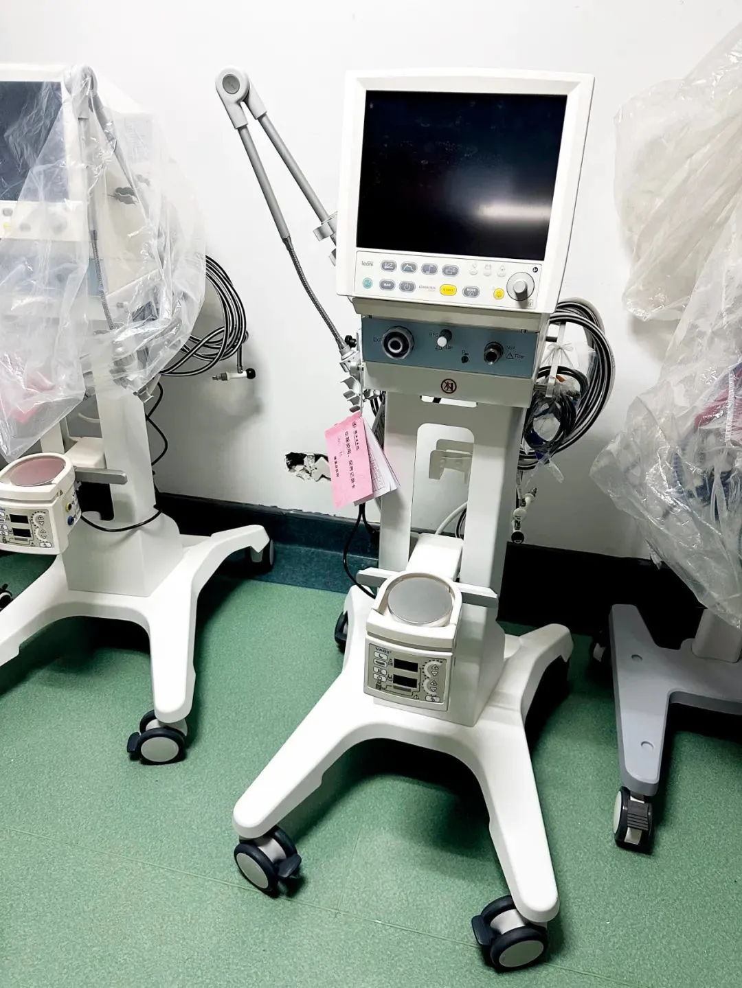 濉溪县人民医院新生儿科病房的一款进口婴幼儿呼吸机。摄影/本刊记者 牛荷