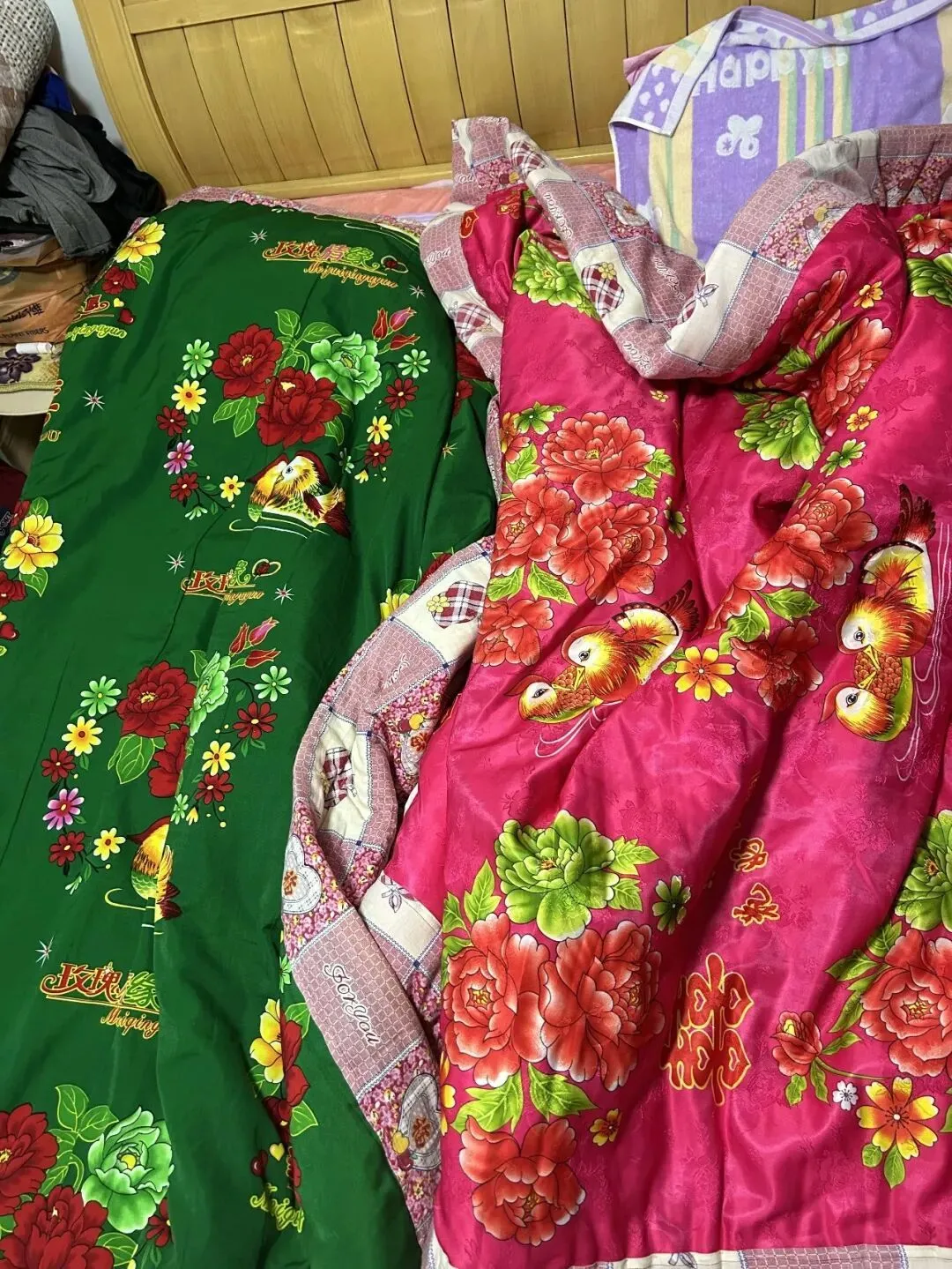 山东青岛，茸茸奶奶家姜桂举的大花被。（图/受访者供图）