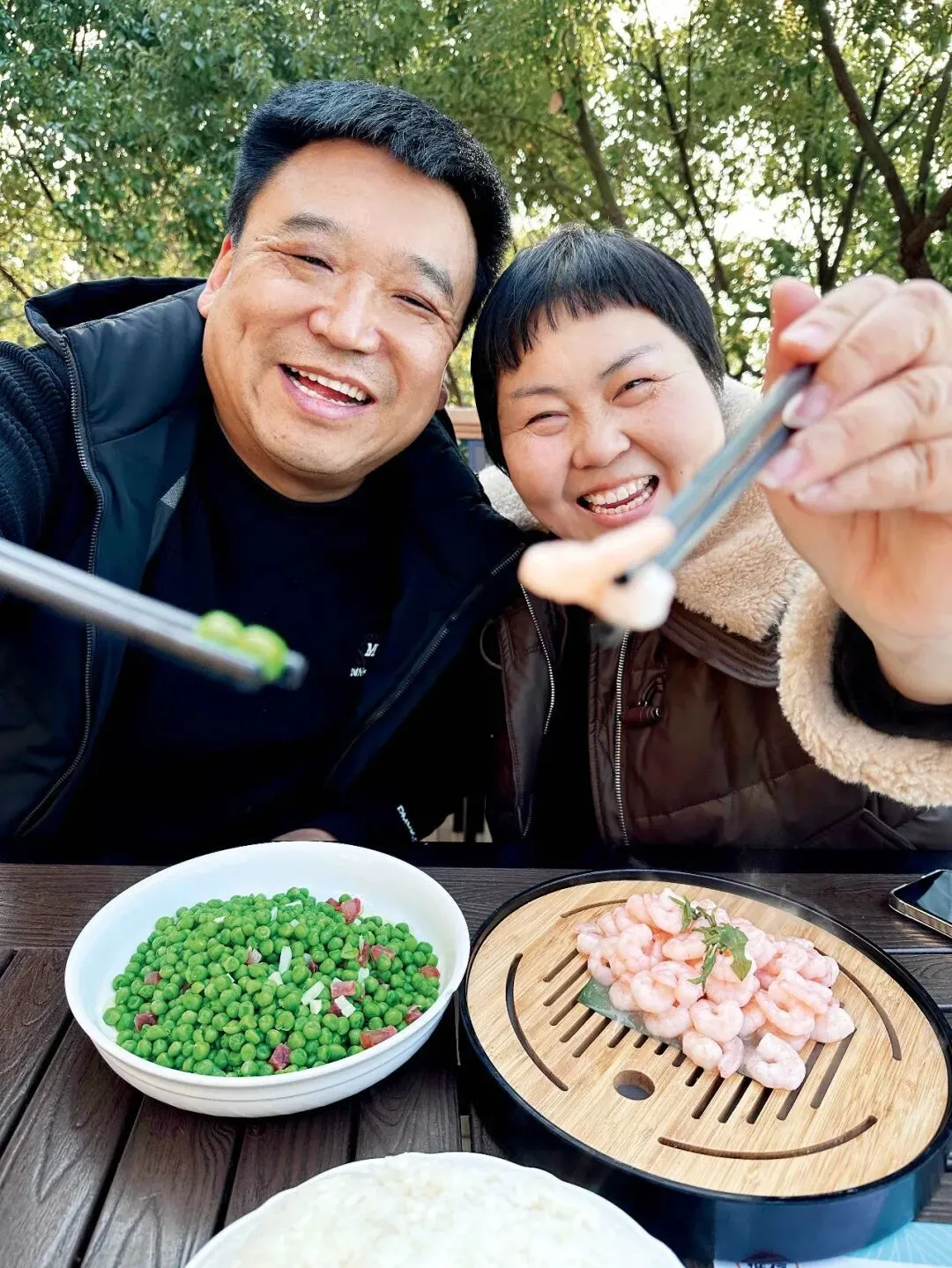 潘虎乾和姜秀平直播时和网友互动。图/受访者提供