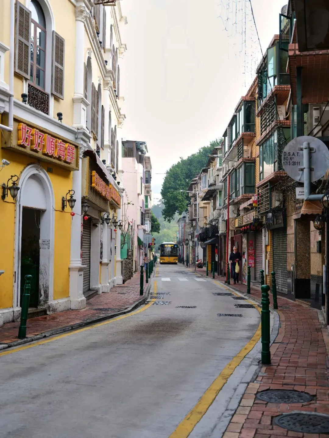 受限于地形影响，澳门不少街巷常常十分狭窄。（图/Unsplash）