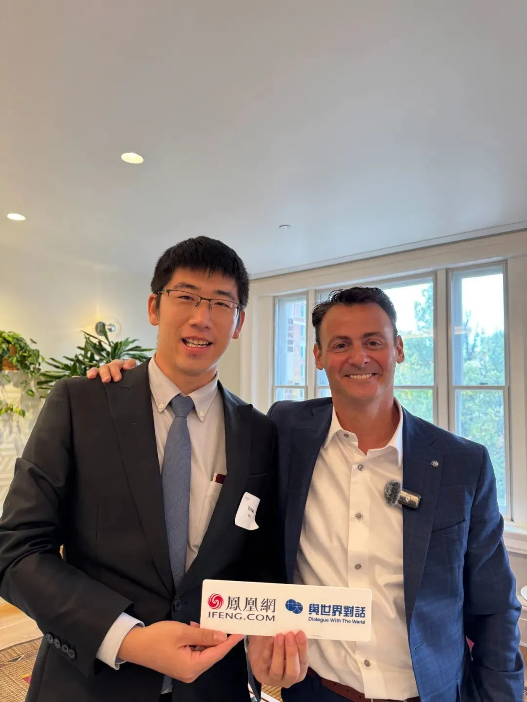 ▎近日,鳳凰網國際主編侯逸超對話愛默生學院民意調查主任斯賓塞·金博爾(Spencer Kimball)。