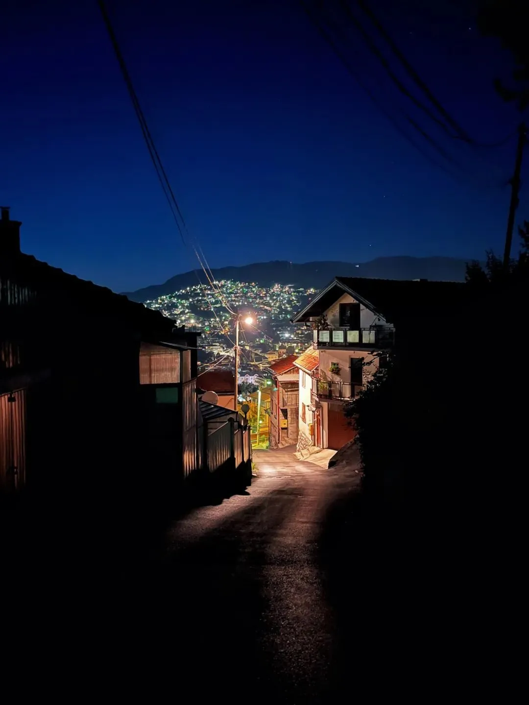 △萨拉热窝是个山城，地势高低错落。（图/受访者供图）