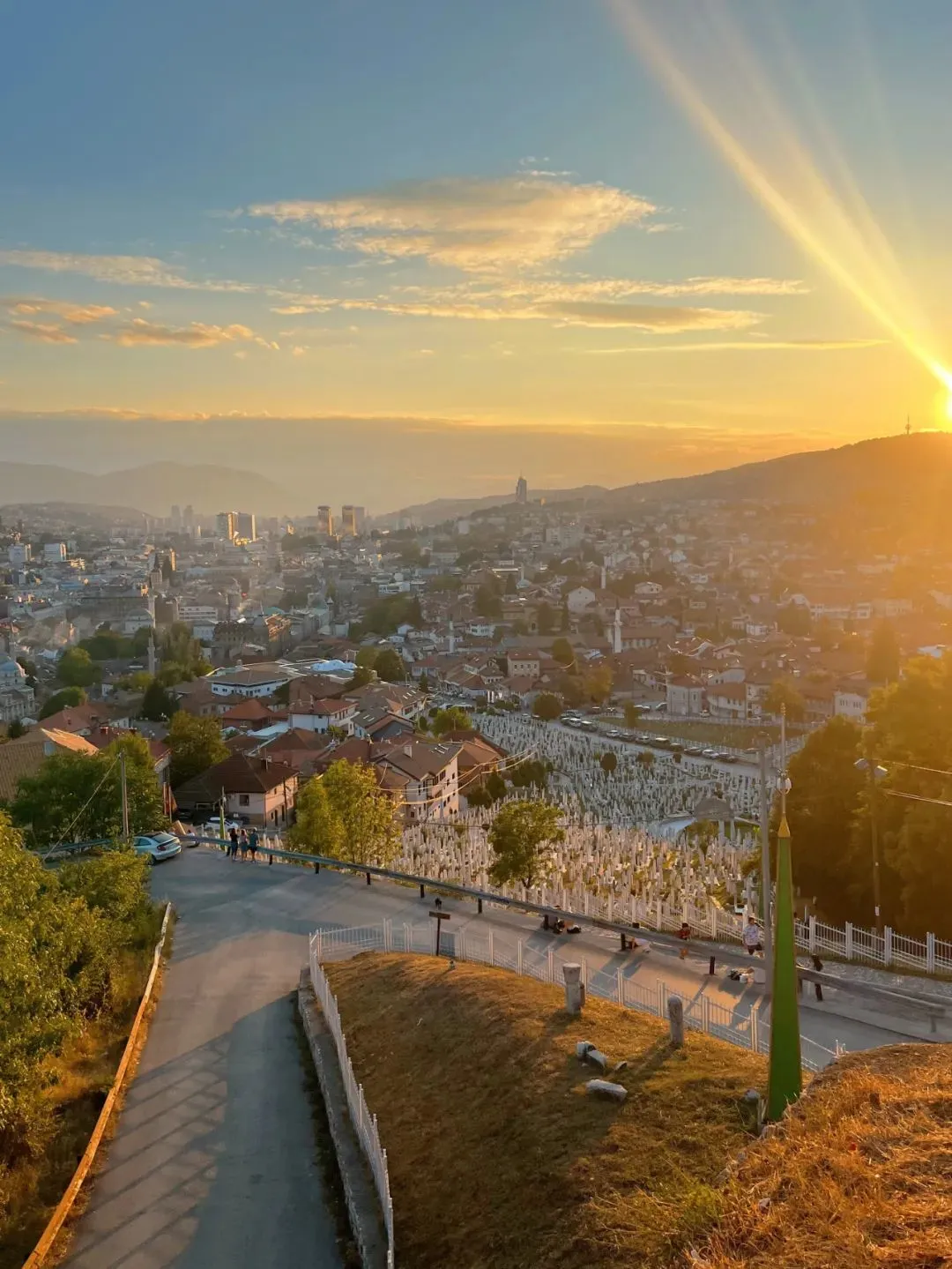 △一半城市一半坟墓，看着非常震撼。（图/受访者供图）