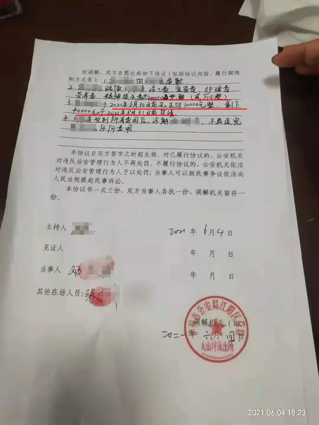 63岁保洁员被学生殴打致骨折，学校却推卸责任？校方回应（大学生当保洁）