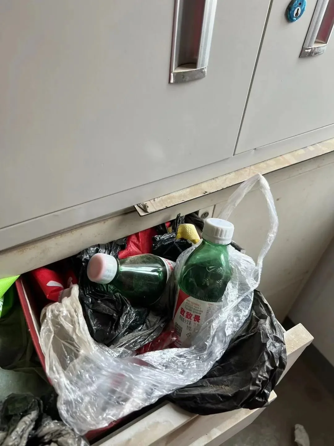 张某家门口的农药 图/叶珠峰