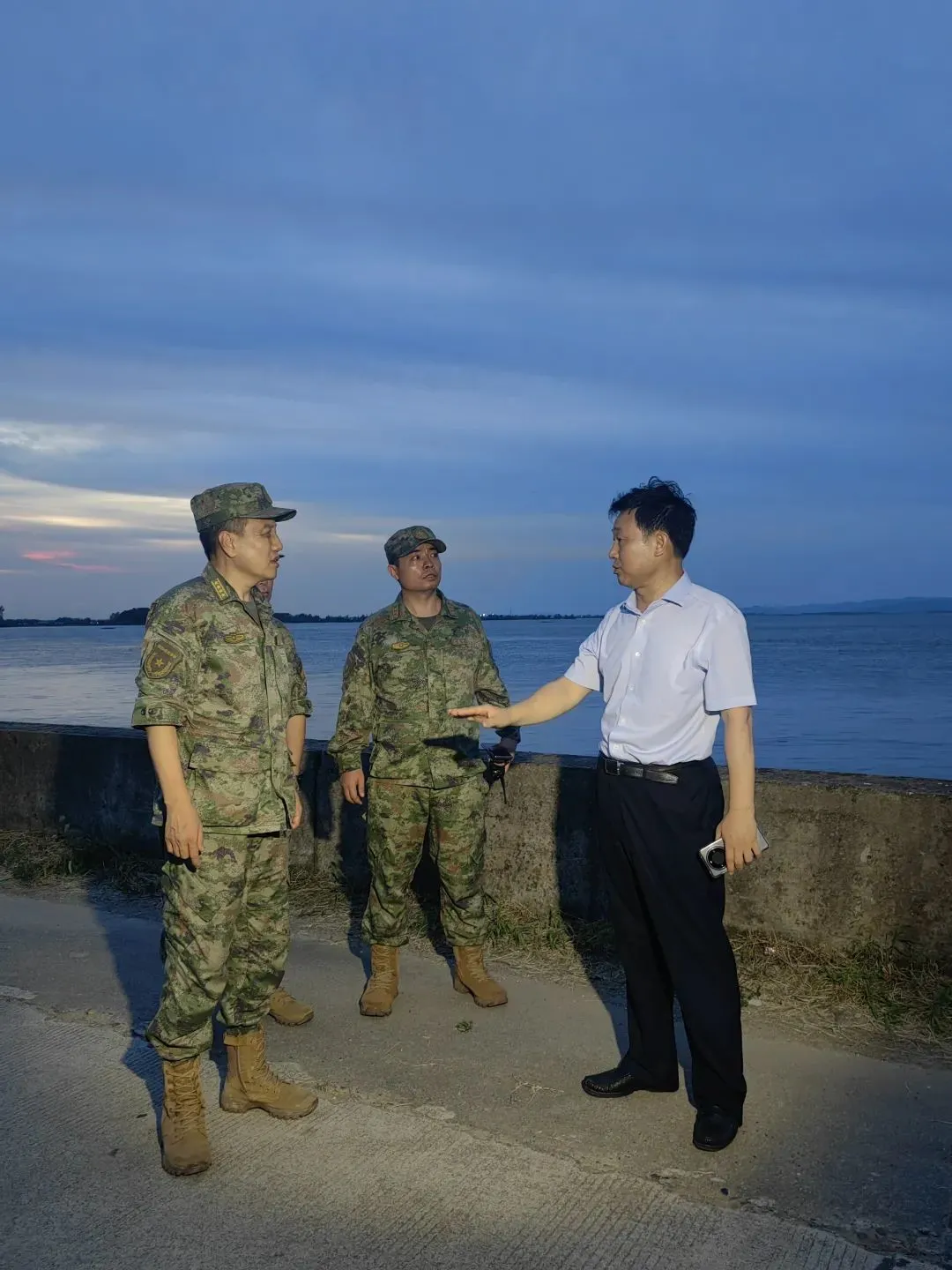 7月5日，岳阳军分区立即启动应急预案，紧急出动官兵、民兵100人，指挥车、运输车、救生衣、冲锋舟等装备赶赴现场。岳阳军分区大校司令员席尚平赶赴现场指挥。微信公众号“中国民兵” 图