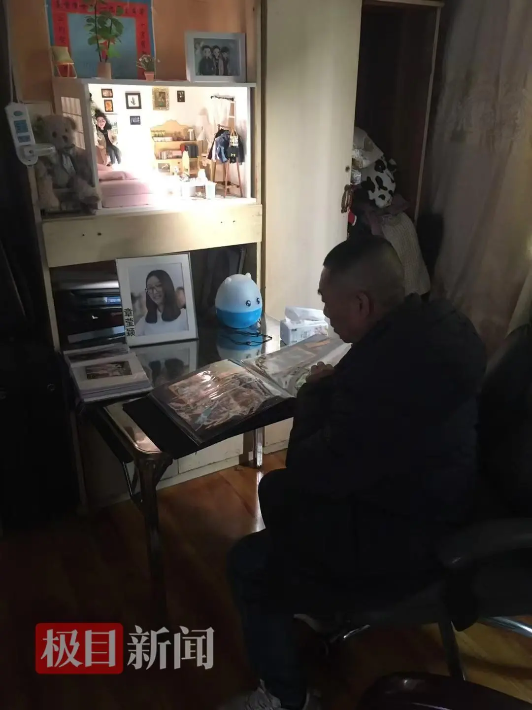 章荣高翻看女儿的照片