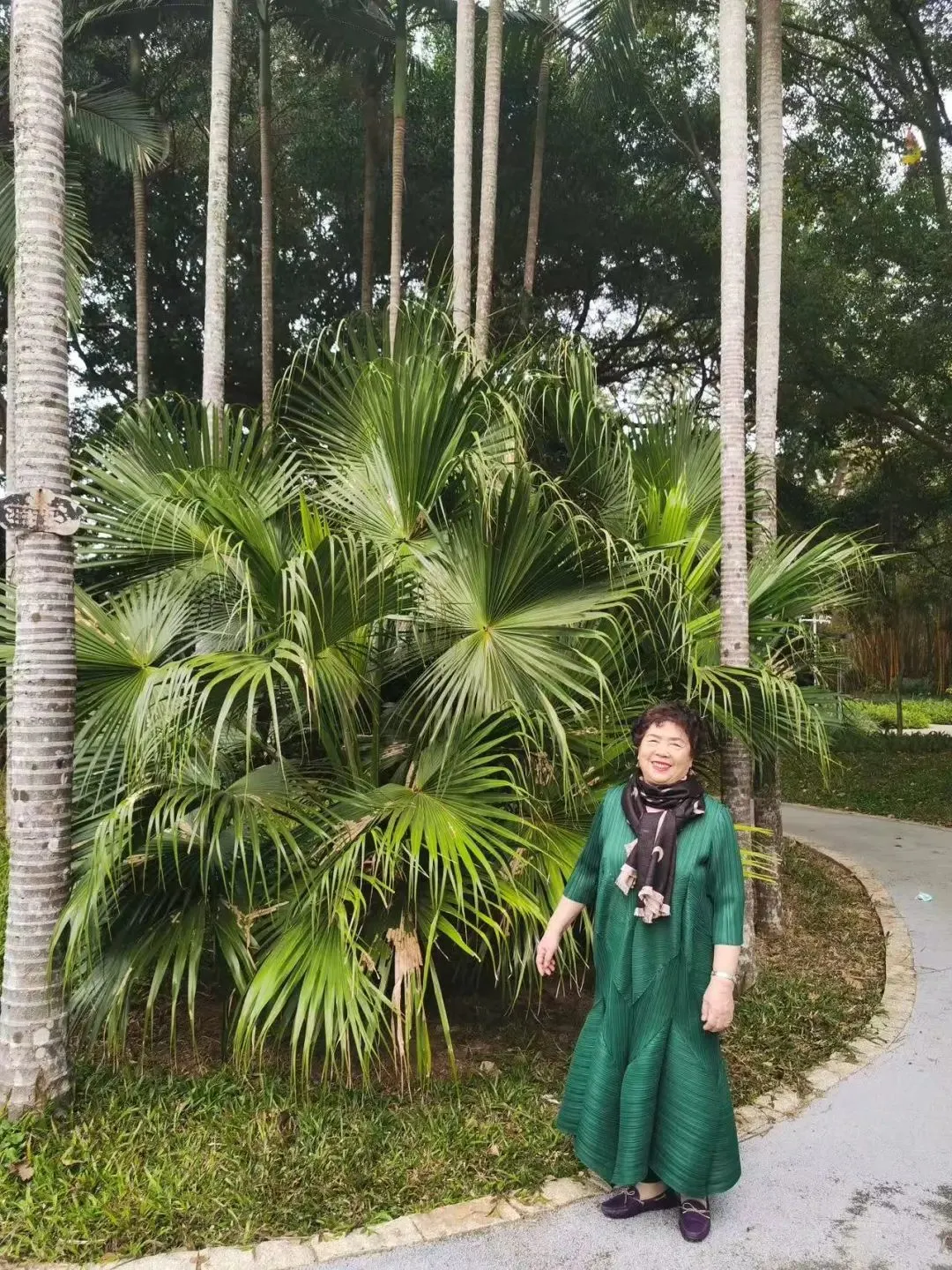 奶奶穿着彭彭买的衣服
