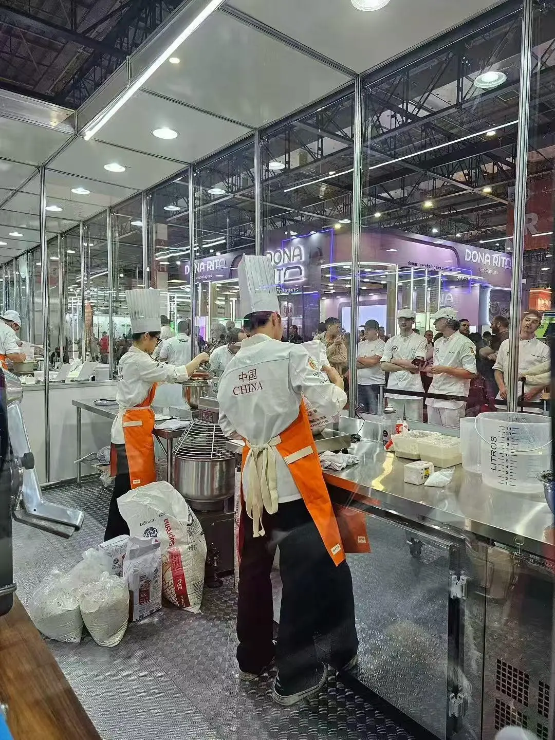 用面包“雕刻”三星堆：浙江商业技师学院00后浙江女孩包佳千捧回国际烘焙大赛冠军 图2