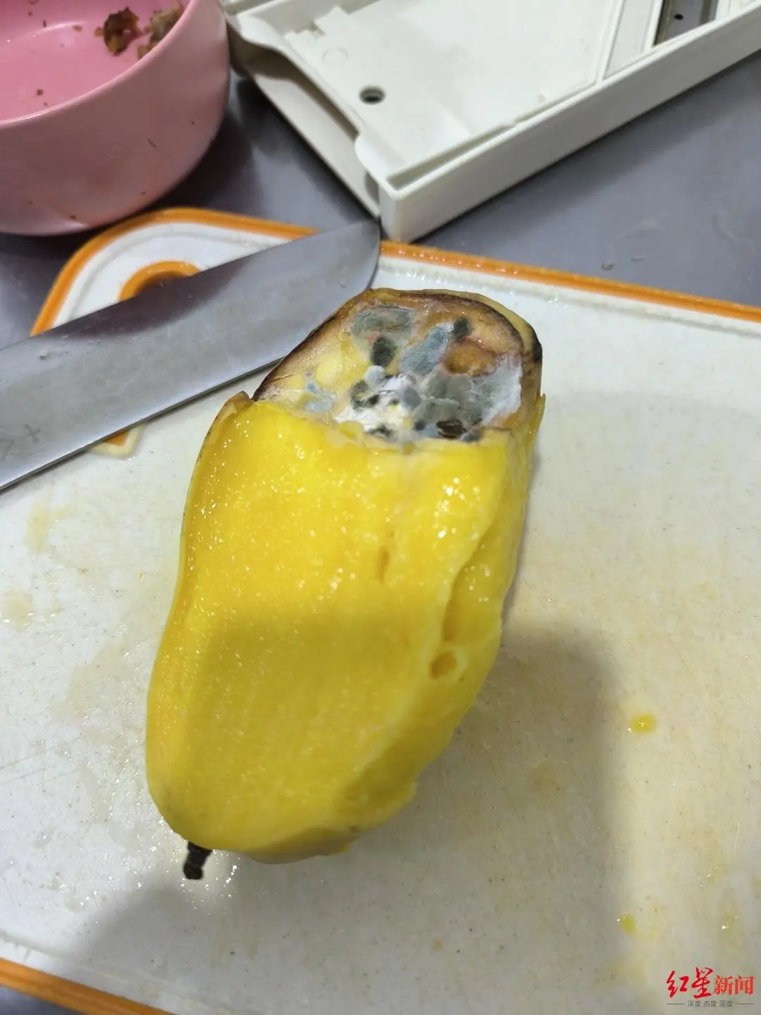 记者卧底轻食外卖连锁后厨：发霉蔬果榨汁，隔夜菜挑出变味的接着卖_https://www.izongheng.net_快讯_第3张
