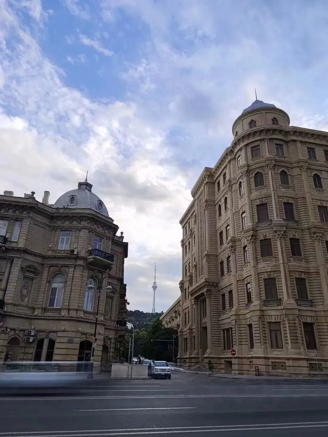 △阿塞拜疆首都巴库街景。（图/受访者供图）