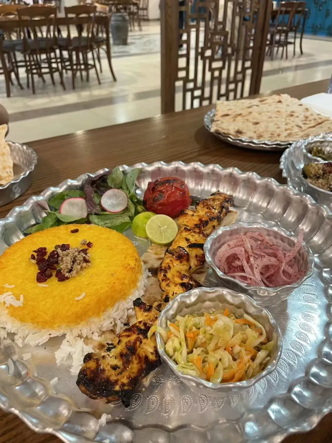 △基本顿顿都吃烤肉和用藏红花染色的米饭，配菜酸酸的也很爽口。（图/受访者供图）